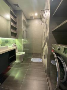 un baño con inodoro y lavabo en Ceylonz Suite, en Kuala Lumpur