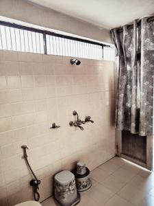 Koupelna v ubytování Shantiniketan 2 BHK Homestay in Ayodhya