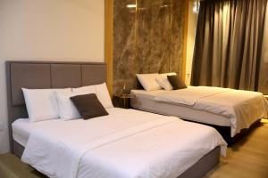 Un pat sau paturi într-o cameră la Kuching City Centre Smart Home Luxury Resort Condo +41 fotografii