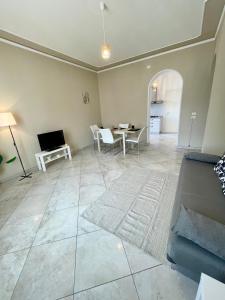a living room with a couch and a table at Il Cantuccino in Montecatini Terme
