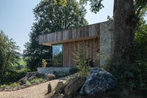 a house in the woods with a tree at Slow Refuge in Fanzel