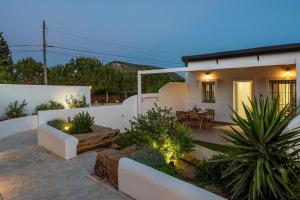 a house with a patio with a table in it at Viviendas Turísticas El Moral in Vejer de la Frontera