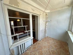 una stanza vuota con finestra in una stanza di Bayil Apart 1R a Baku Altre 3 foto