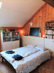 Ένα ή περισσότερα κρεβάτια σε δωμάτιο στο Jolie chambre châlet Chez Marine