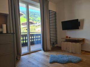 Televízia a/alebo spoločenská miestnosť v ubytovaní Appartement Bergzauber