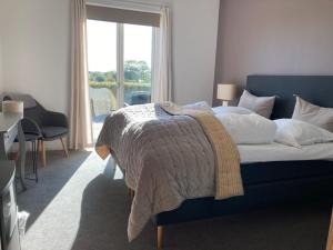 A bed or beds in a room at Møn Golf Resort - Hotel Præstekilde