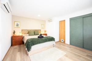 Ένα ή περισσότερα κρεβάτια σε δωμάτιο στο House Natura Málaga