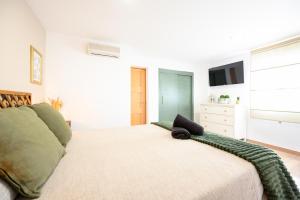 Ένα ή περισσότερα κρεβάτια σε δωμάτιο στο House Natura Málaga