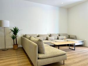 una sala de estar con un sofá y una mesa en Charmant quadruplex au cœur de la Vallée, en La Broque