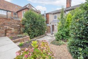a garden in the backyard of a home with a brick wall at 4 Northgate, Beccles in Beccles +15 photos