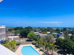 an aerial view of a resort with a swimming pool at Ubicación genial a 3 minutos de combate Beach in El Combate