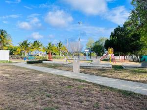 גינה חיצונית ב-Ubicación genial a 3 minutos de combate Beach
