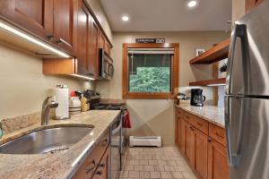 Η κουζίνα ή μικρή κουζίνα στο Trail Creek 64 - 1 BR with Loft, Ski Home Trail, Bus, Hot Tub, Pool!