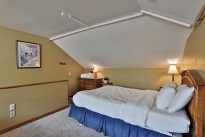 Ένα ή περισσότερα κρεβάτια σε δωμάτιο στο Trail Creek 64 - 1 BR with Loft, Ski Home Trail, Bus, Hot Tub, Pool! +29 φωτογραφίες