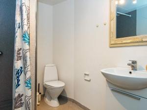 Koupelna v ubytování 4 person holiday home in Thyborøn-By Traum