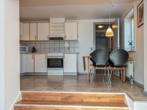 Kuchyň nebo kuchyňský kout v ubytování 4 person holiday home in Thyborøn-By Traum