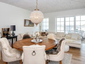 ein Wohnzimmer mit einem Holztisch und Stühlen in der Unterkunft 4 person holiday home in Ringkøbing-By Traum in Ringkøbing