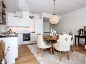 eine Küche und ein Esszimmer mit Tisch und Stühlen in der Unterkunft 4 person holiday home in Ringkøbing-By Traum in Ringkøbing