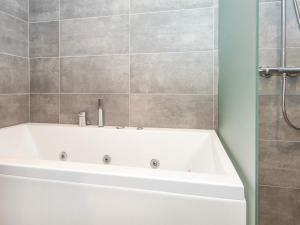 eine weiße Badewanne im Bad mit Dusche in der Unterkunft 4 person holiday home in Ringkøbing-By Traum in Ringkøbing + 42 Fotos