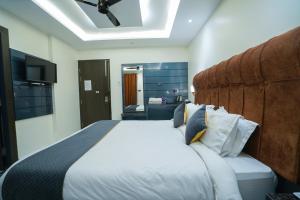 Hotel The Vaishvik客房内的一张或多张床位