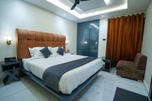 Hotel The Vaishvik客房内的一张或多张床位
