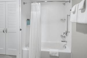 Courtyard by Marriott New Haven Wallingford的一间浴室