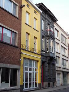 un edificio amarillo al lado de una calle en Vakantielogies Cathedral en Gante