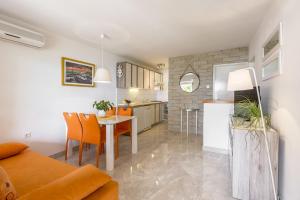 a kitchen and living room with a table and chairs at Apartments Matea in Bol