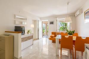 Una cocina y una sala de estar con mesa y sillas. en Apartments Matea, en Bol