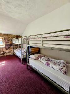 Posteľ alebo postele v izbe v ubytovaní Old Mill Holiday Hostel + 15 fotografií