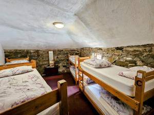 Postel nebo postele na pokoji v ubytování Old Mill Holiday Hostel