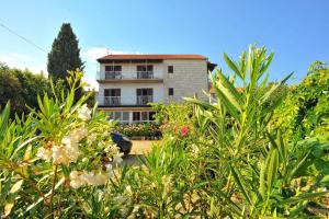 a house seen from the garden at Apartments Mar in Sutivan