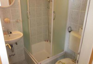 łazienka z prysznicem, toaletą i umywalką w obiekcie Apartments and Room Dar w Hvarze +27 zdjęć