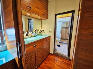 a bathroom with a sink and a mirror at 山露露品茶 6-25人 包層包棟民宿 in Tainan +32 photos