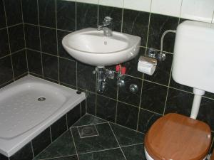 Kúpeľňa v ubytovaní Apartments Tonka + 29 fotografií