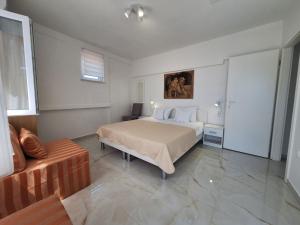 a bedroom with a bed and a couch at Apartment Graciela in Gradac