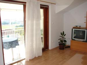 Televízia a/alebo spoločenská miestnosť v ubytovaní Apartments Tone