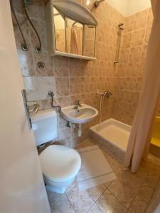 Ένα μπάνιο στο Apartments Biljana +56 φωτογραφίες