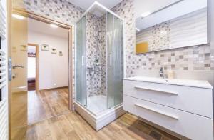 ein Badezimmer mit Waschbecken und Dusche in der Unterkunft Apartment Goge in Vodice