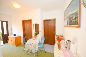 Príslušenstvo na prípravu kávy alebo čaju v ubytovaní Rooms Smilje