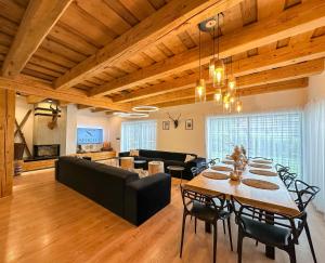 una sala de estar con una mesa y un sofá en Chalet Black Deer, en Mýto pod Ďumbierom