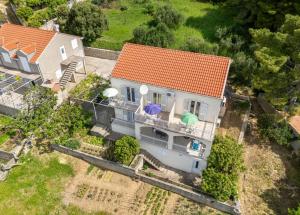 una vista aérea de una casa con techo naranja en Apartments Mat, en Mlini