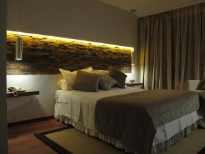 Un pat sau paturi într-o cameră la Hotel La Serena Plaza