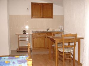 Kuchyň nebo kuchyňský kout v ubytování Apartments Mara + 10 fotografií