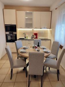Kuchyň nebo kuchyňský kout v ubytování Apartment Slaven