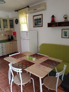 Kuchyňa alebo kuchynka v ubytovaní Apartment Natad
