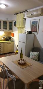 Kuchyňa alebo kuchynka v ubytovaní Apartment Natad + 24 fotografií