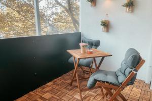 un tavolo e delle sedie in una stanza con una finestra di Danube Island Apartment 3 a Vienna