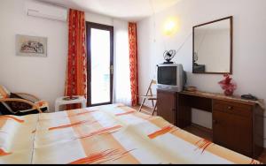 Televízia a/alebo spoločenská miestnosť v ubytovaní Apartments Emily