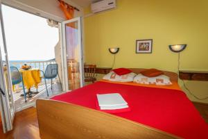 Postel nebo postele na pokoji v ubytování Apartment and Rooms Marlene
